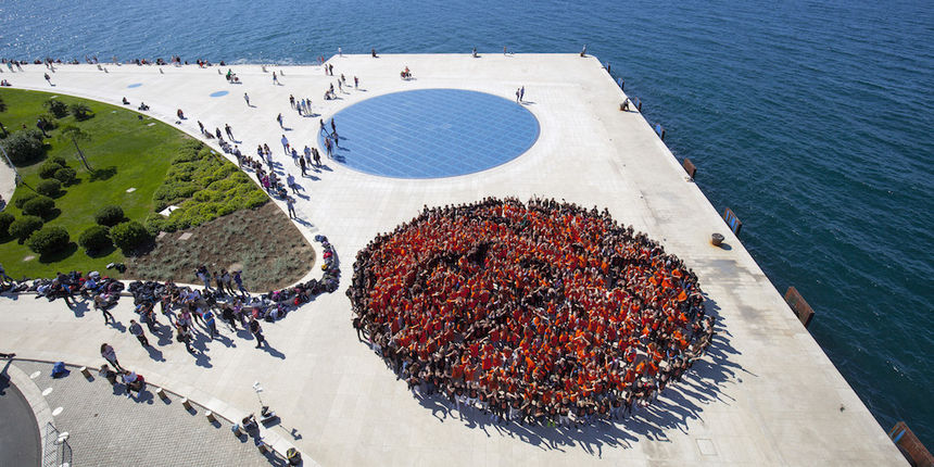 Milenijska fotografija košarkaške lopte na Pozdravu suncu