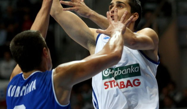 Zadar, 101112. 
Dvorana Kresimira Cosica.
Kosarkaska utakmica 8. kolo ABA lige, KK Zadar – KK Igokea.  
Na slici igrac Zadra (bijeli) Vrbanc.
Foto: Jure Miskovic / CROPIX