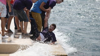 Zadar, 170513. 
Danas su se ucenici zavrsnih razreda zadarskih srednjih skola oprostili od skolskih klupa tradicionalnom Norijadom. 
Uz neizostavni alkohol, pjesmu i prosipanje brasna i jaja po centru grada, nakratko su privukli pozornost prolaznika na se