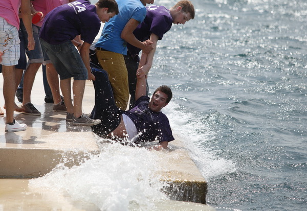 Zadar, 170513. 
Danas su se ucenici zavrsnih razreda zadarskih srednjih skola oprostili od skolskih klupa tradicionalnom Norijadom. 
Uz neizostavni alkohol, pjesmu i prosipanje brasna i jaja po centru grada, nakratko su privukli pozornost prolaznika na se