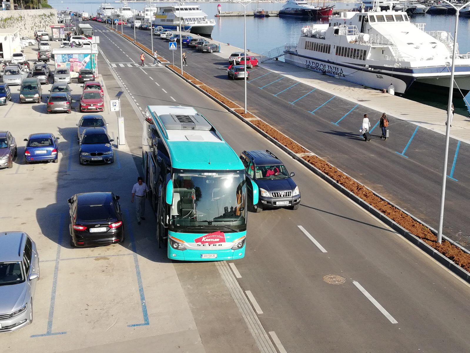 Svakodnevne situacije zadarskom na poluotoku: prometne nevolje zbog lošeg rješenja ukrcajno/iskrcajnih mjesta za turističke autobuse