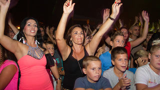 Mještani Bibinja sinoć su uživali u vrhunskom koncertu grupe Colonija na sportskom centru Crljenica Mještani Bibinja sinoć su uživali u vrhunskom koncertu grupe Colonija na sportskom centru Crljenica