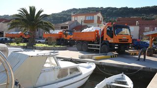 Kamioni puni snijega iz Like stigli u Veli Iž za skijašku utrku “Iška kraljica” Kamioni puni snijega iz Like stigli u Veli Iž za skijašku utrku “Iška kraljica”