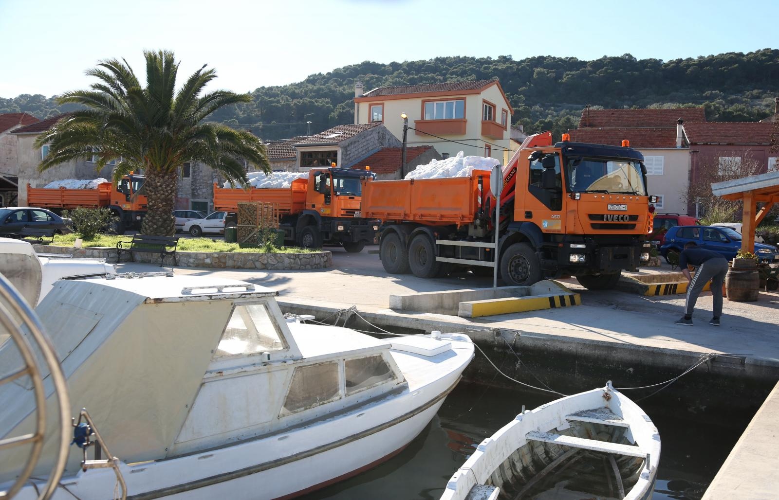 Kamioni puni snijega iz Like stigli u Veli Iž za skijašku utrku “Iška kraljica” Kamioni puni snijega iz Like stigli u Veli Iž za skijašku utrku “Iška kraljica”