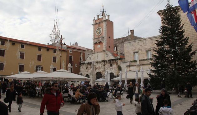 Đir po gradu, božićni ugođaj, Narodni trg, jelka. foto: Iva Perinčić