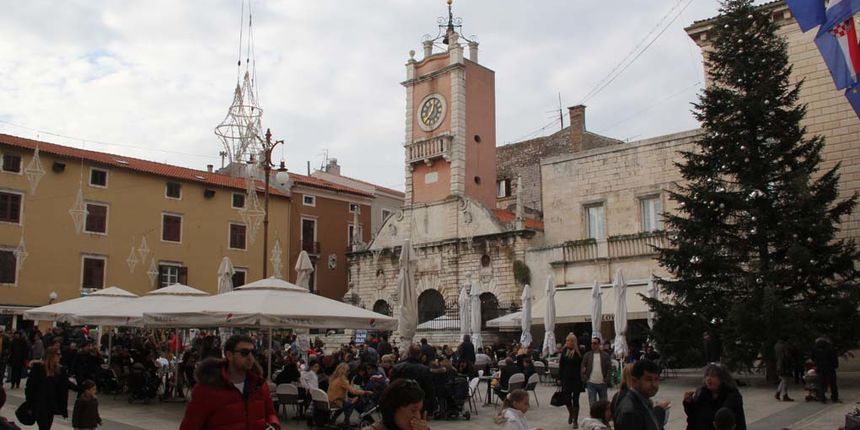 Đir po gradu, božićni ugođaj, Narodni trg, jelka. foto: Iva Perinčić Đir po gradu, božićni ugođaj, Narodni trg, jelka. foto: Iva Perinčić