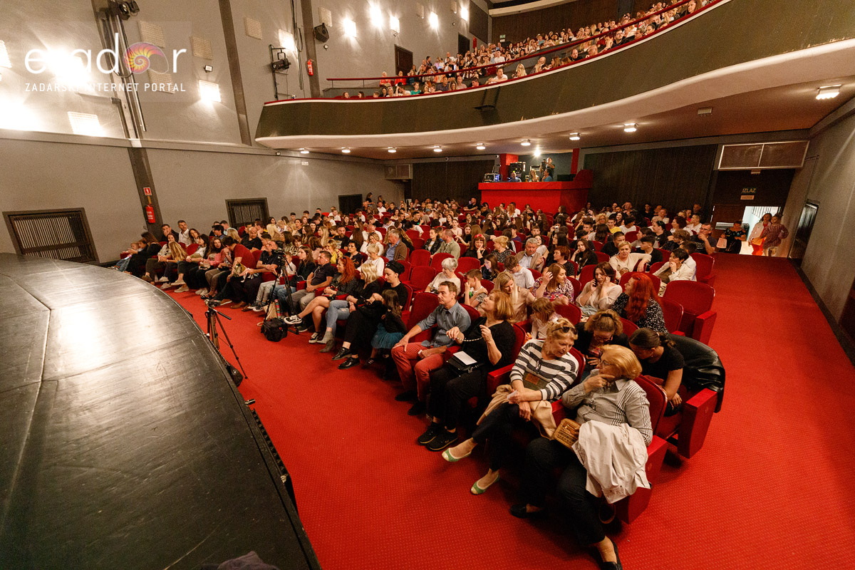 Premijera predstave “Laštik” Kazališne udruge Igrajmo se @ HNK Zadar publika hnk zadar ilustracija