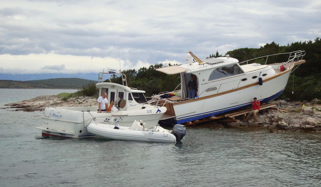 nasukana brodica kod Sestrunja