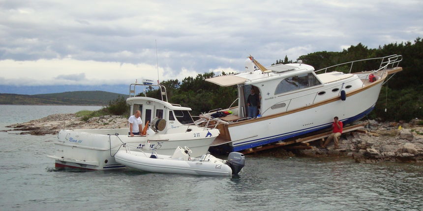 nasukana brodica kod Sestrunja nasukana brodica kod Sestrunja