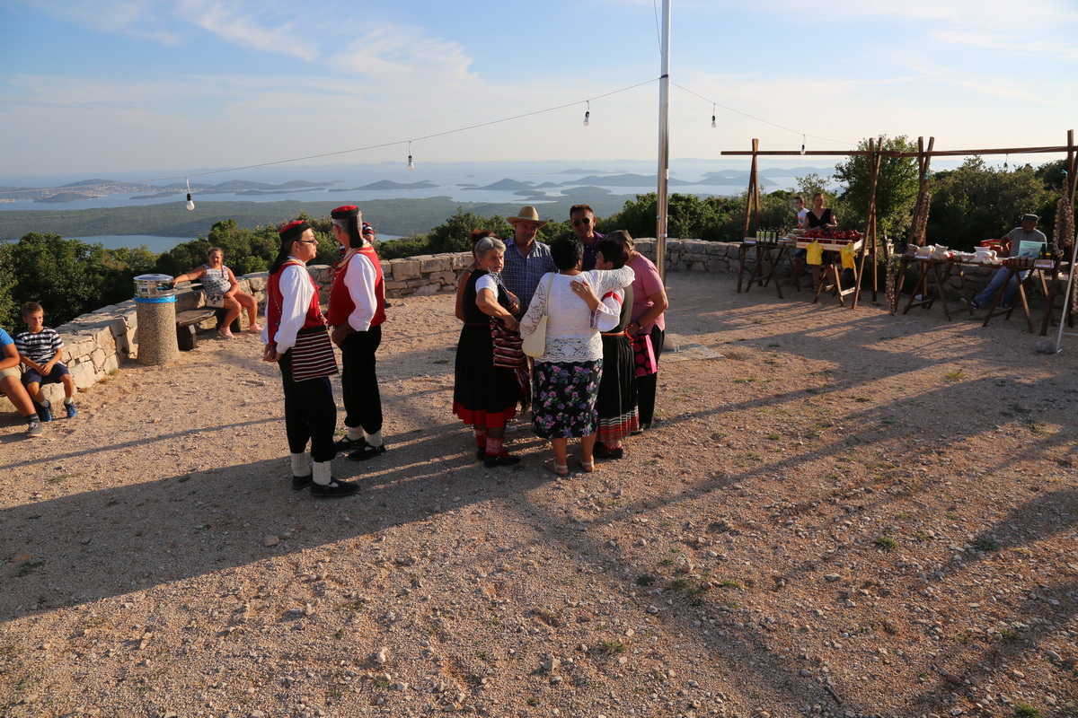Na vidikovcu Kamenjak održan 5. Sajam lokalnih proizvoda ”Luka i igara” Na vidikovcu Kamenjak održan 5. Sajam lokalnih proizvoda ”Luka i igara”