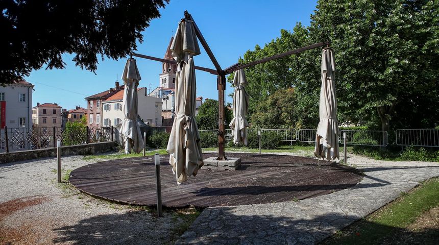 Komunalne službe uklonile su dio terase Lounge & bar Ledana u Zadru Komunalne službe uklonile su dio terase Lounge & bar Ledana u Zadru