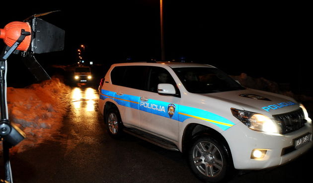 Rakovica, 050313.Pave Spoljaric zabarikadirao se u prizemlju obiteljske kuce u Rakovici iz koje puca. Pripadnici specijalne policije drze ga u okruzenju. Nakon ulaska u kucu, pripadnici specijalne policije nasli su bezivotno tijelo Pave Spoljarica, najvj