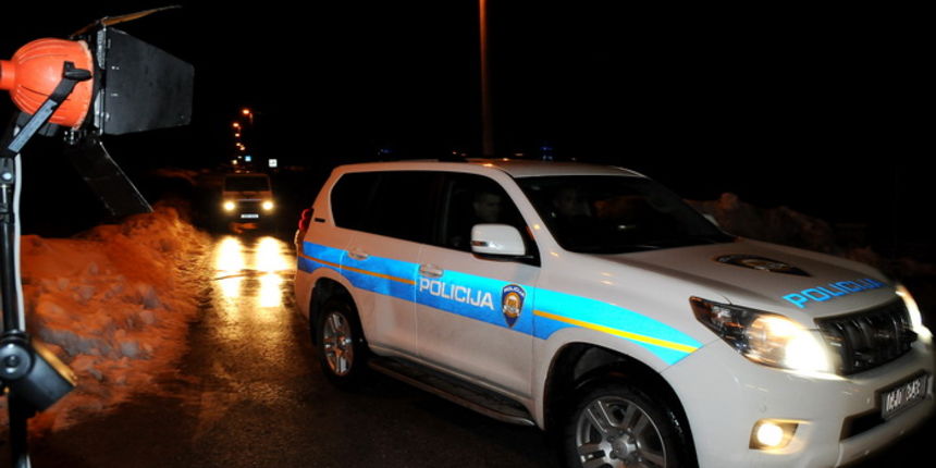 Rakovica, 050313.Pave Spoljaric zabarikadirao se u prizemlju obiteljske kuce u Rakovici iz koje puca. Pripadnici specijalne policije drze ga u okruzenju. Nakon ulaska u kucu, pripadnici specijalne policije nasli su bezivotno tijelo Pave Spoljarica, najvj Rakovica, 050313.Pave Spoljaric zabarikadirao se u prizemlju obiteljske kuce u Rakovici iz koje puca. Pripadnici specijalne policije drze ga u okruzenju. Nakon ulaska u kucu, pripadnici specijalne policije nasli su bezivotno tijelo Pave Spoljarica, najvj