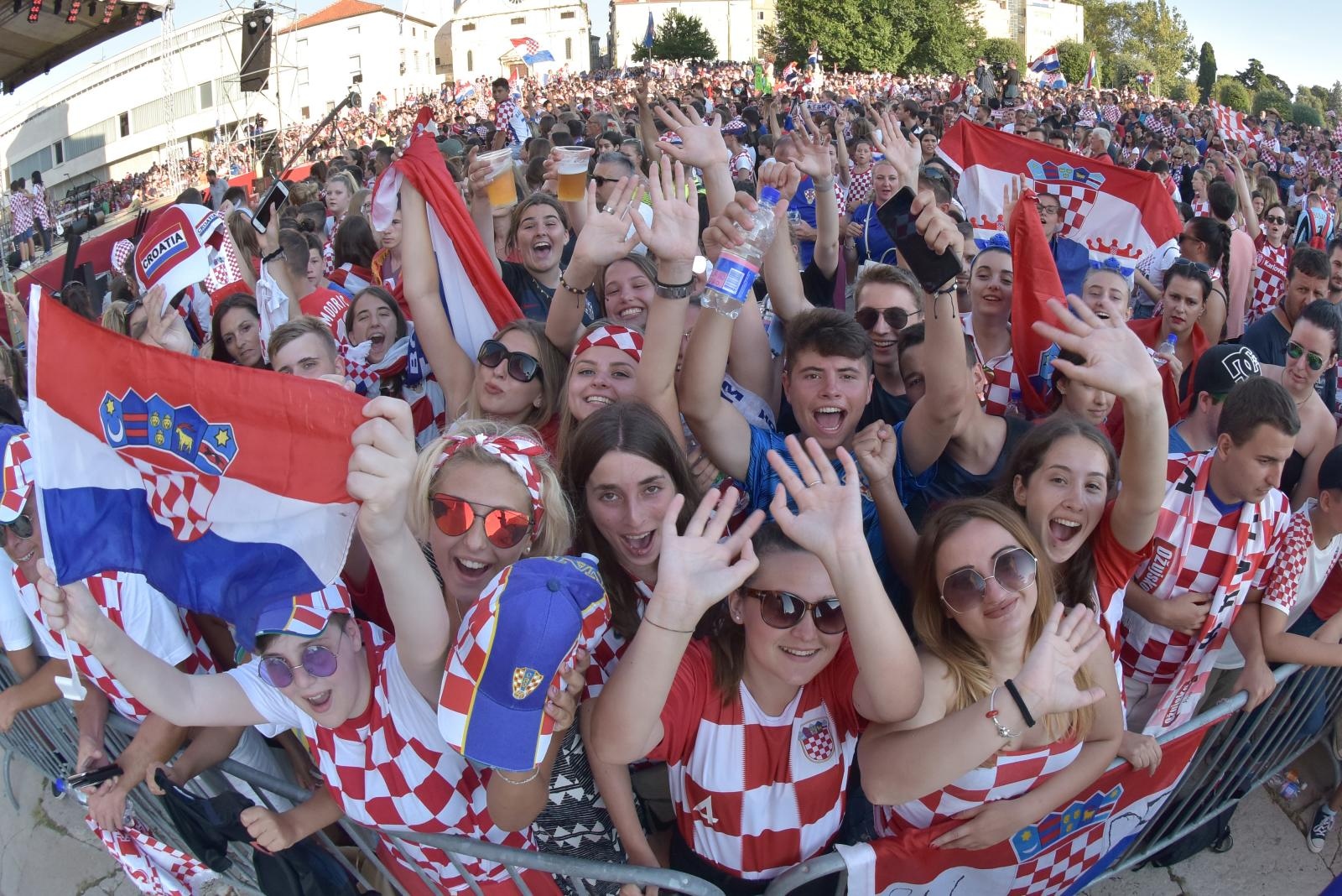 Zadar dočekao svoje Vatrene: Sve generacije okupile se na Forumu