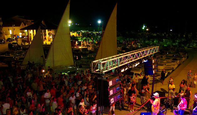 U nedjelju u Tkonu Ribarska noć uz grupu Dalmatino