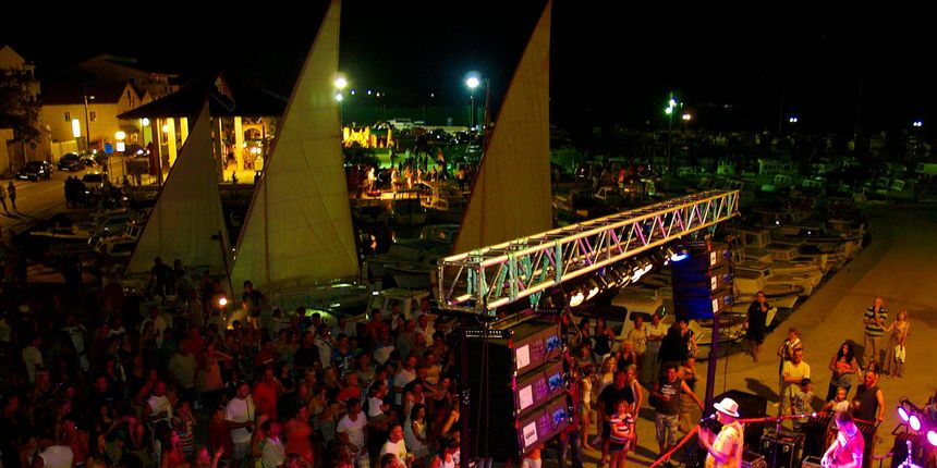 U nedjelju u Tkonu Ribarska noć uz grupu Dalmatino U nedjelju u Tkonu Ribarska noć uz grupu Dalmatino