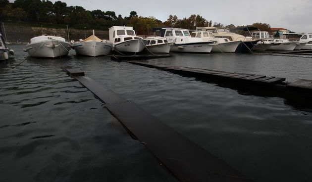 Zadar, 011112.
Plima je sinoc i jutros stvarala velike probleme u Zadru i okolici. Na neke prometnice more je izbacilo velike kolicine sljunka, a poplavljeni su i mnogi objekti, te nekoliko brodova. 
Na fotografiji: detalj iz uvale Jazine.
Foto: Jure Misk