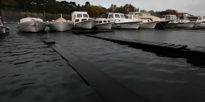Zadar, 011112.
Plima je sinoc i jutros stvarala velike probleme u Zadru i okolici. Na neke prometnice more je izbacilo velike kolicine sljunka, a poplavljeni su i mnogi objekti, te nekoliko brodova.
Na fotografiji: detalj iz uvale Jazine.
Foto: Jure Misk Zadar, 011112.
Plima je sinoc i jutros stvarala velike probleme u Zadru i okolici. Na neke prometnice more je izbacilo velike kolicine sljunka, a poplavljeni su i mnogi objekti, te nekoliko brodova.
Na fotografiji: detalj iz uvale Jazine.
Foto: Jure Misk
