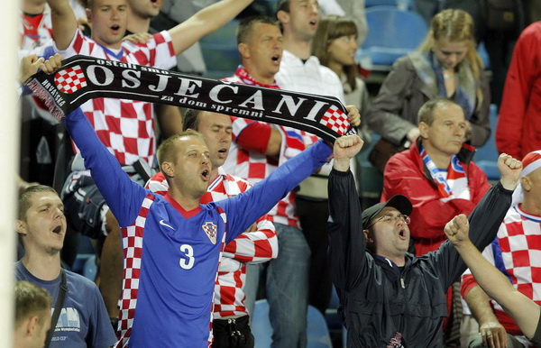 Minsk, 120809.
Stadion Dinamo Minsk.
Kvalifikacijska nogometna utakmica za Svjetsko nogometno prvenstvo 2010. Bjelorusija – Hrvatska.
Na fotografiji: Navijaci Hrvatske.
Foto : Jakov Prkic / Cropix Minsk, 120809.
Stadion Dinamo Minsk.
Kvalifikacijska nogometna utakmica za Svjetsko nogometno prvenstvo 2010. Bjelorusija – Hrvatska.
Na fotografiji: Navijaci Hrvatske.
Foto : Jakov Prkic / Cropix