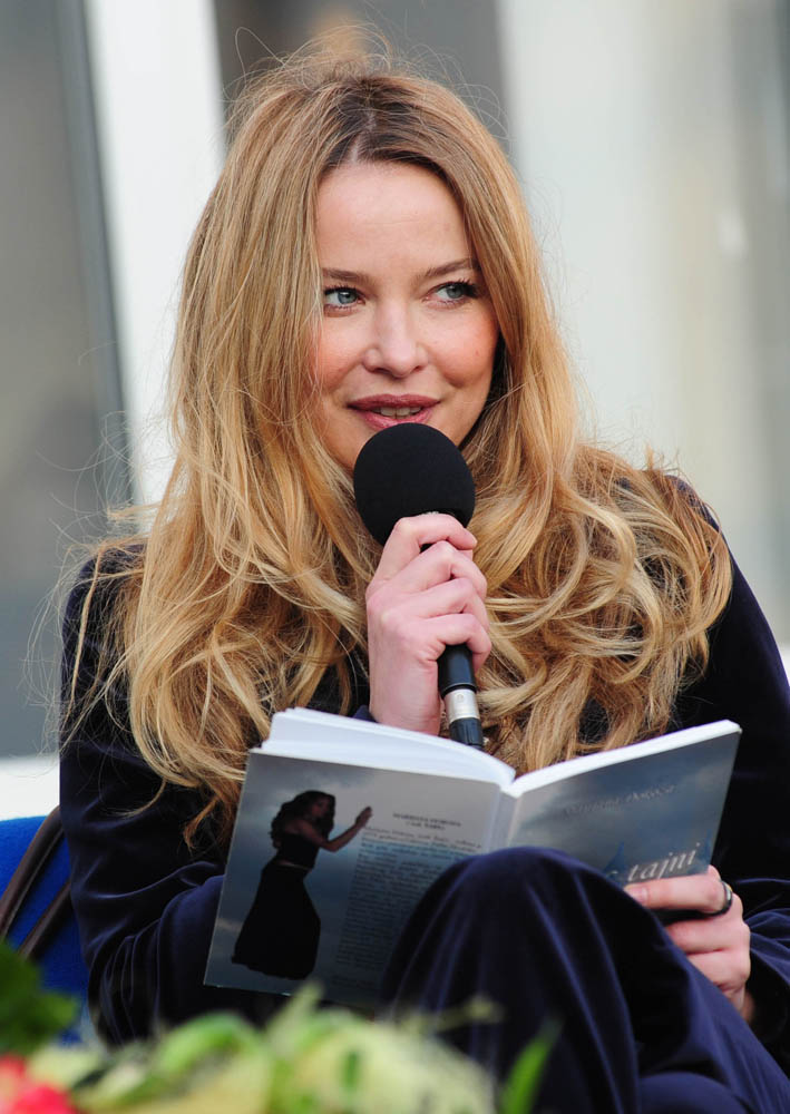 Zadar, 28.03.2012. snimio: Nenad Marčev
Marijana Dokoza
Promocija knjige Naranyjin plač
Gradska knjižnica
Tekst iz knjige čitala Vanessa Radman Zadar, 28.03.2012. snimio: Nenad Marčev
Marijana Dokoza
Promocija knjige Naranyjin plač
Gradska knjižnica
Tekst iz knjige čitala Vanessa Radman