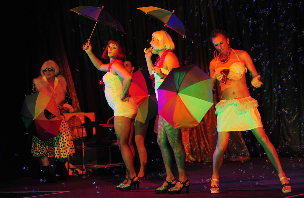 Zadar, 12.11.2012. snimio: Nenad Marčev
SATIRIČKO KAZALIŠTE KEREMPUH
Jean Poiret:
Krletka, komedija
redatelj: Krešimir Dolenčić
igraju: Ž. Königsknecht, H. Kečkeš, M. Mirković,
I. Đuričić, L. Petrušić, B. Perić, V. Čokljat,
M. Posavec Zadar, 12.11.2012. snimio: Nenad Marčev
SATIRIČKO KAZALIŠTE KEREMPUH
Jean Poiret:
Krletka, komedija
redatelj: Krešimir Dolenčić
igraju: Ž. Königsknecht, H. Kečkeš, M. Mirković,
I. Đuričić, L. Petrušić, B. Perić, V. Čokljat,
M. Posavec