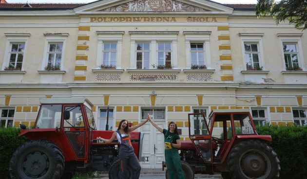 Maturantice Poljoprivredno​-prehrambene​ škol​e u Požegi traktorima dolaze u školu