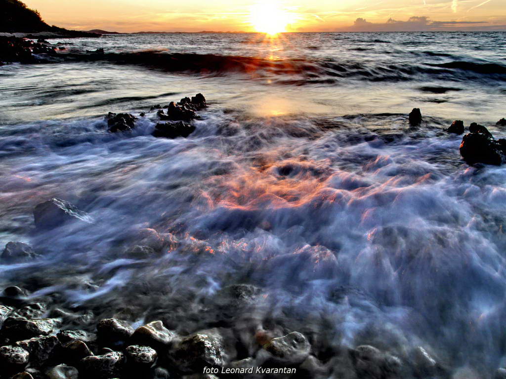Punta Skala: Sunce tone u beskraj valova
