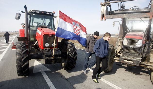 Varazdin, 110213.
Na Podravskoj magistrali kod Ludbrega tridesetak poljoprivrednika prosvjeduje zbog loseg stanja u poljoprivredi. Za sada je promet zaustavljen u samo jednoj prometnoj traci. Prosvjedi su organizirani u pet zupanija, Pozesko – slavonskoj,
