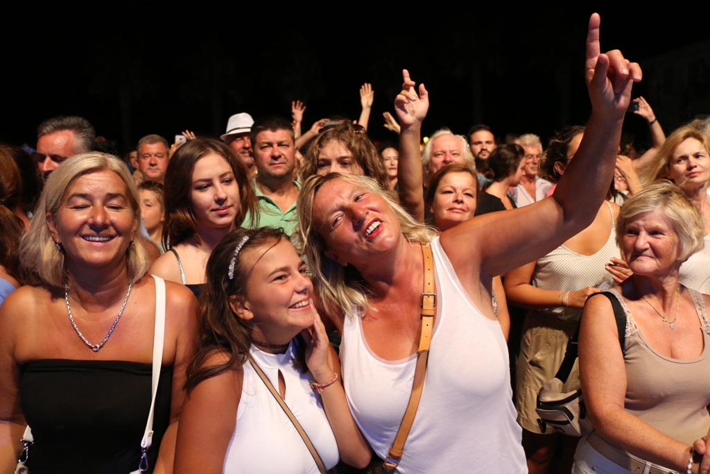 S Alenom Islamovićem po pljusku pjevalo šest tisuća Virana