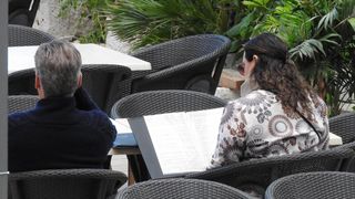 Pierce Brosnan prije isplovljavanja popio kavu i fotografirao se s obožavateljicom Pierce Brosnan prije isplovljavanja popio kavu i fotografirao se s obožavateljicom