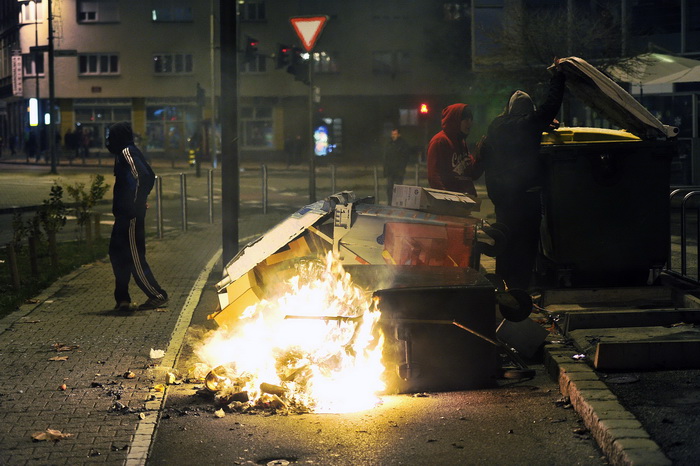 Maribor (Slovenija), 031212.
Prosvjed gradjana Maribora protiv trenutacnog gradonacelnika Franca Kanglera, osumnjicenog za umjesanost u korupciju. Prosvjed je zapoceo okupljanjem nekoliko tisuca ljudi na Trgu Slobode, a zatim se preselio ispred zgrade opc Maribor (Slovenija), 031212.
Prosvjed gradjana Maribora protiv trenutacnog gradonacelnika Franca Kanglera, osumnjicenog za umjesanost u korupciju. Prosvjed je zapoceo okupljanjem nekoliko tisuca ljudi na Trgu Slobode, a zatim se preselio ispred zgrade opc