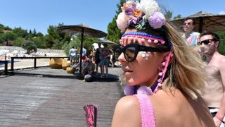 Posljednji dan Love International Festivala u Tisnom privukao je veliki broj mladih iz cijele Europe, a najviče iz Velike Britanije. Photo: Hrvoje Jelavić/PIXSELL Posljednji dan Love International Festivala u Tisnom privukao je veliki broj mladih iz cijele Europe, a najviče iz Velike Britanije. Photo: Hrvoje Jelavić/PIXSELL