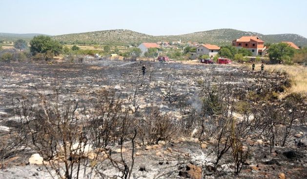 Vodice: veliki požar u Gaćelezima zaprijetio kućama, brzom intervencijom stavljen pod kontrolu