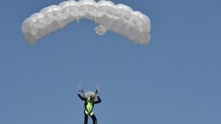 zadar – Povodom Dana zupanije na rivi je odrzan dio najavljenog aero mitinga. Padobranci Aerokluba Zadar izveli su skokove na Pozdravu suncu, dok je dio letackog programa oruzanih snaga otkazan. Photo: Dino Stanin/PIXSELL