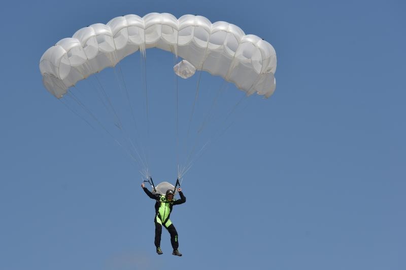 zadar – Povodom Dana zupanije na rivi je odrzan dio najavljenog aero mitinga. Padobranci Aerokluba Zadar izveli su skokove na Pozdravu suncu, dok je dio letackog programa oruzanih snaga otkazan. Photo: Dino Stanin/PIXSELL