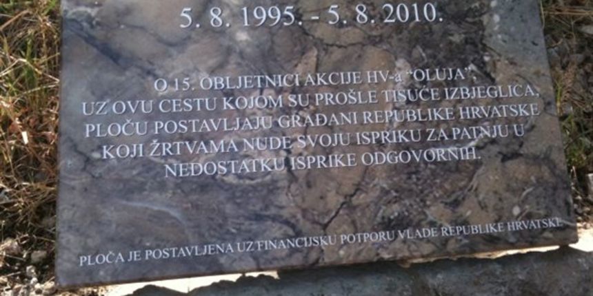 Spomen ploča u Kninu (Foto: YIHR) Spomen ploča u Kninu (Foto: YIHR)