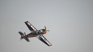 Aerodrom Vrsar domacin Red Bull Air Race Svjetskog prvenstva 2014. Red Bull Air Race okuplja najbolje svjetske pilote koji kombinacijom brzine, preciznosti i vjestine upravljaju okretnim avionima, provlaceci se kroz 25 m visoka vrata, do brzine od cak 370 Aerodrom Vrsar domacin Red Bull Air Race Svjetskog prvenstva 2014. Red Bull Air Race okuplja najbolje svjetske pilote koji kombinacijom brzine, preciznosti i vjestine upravljaju okretnim avionima, provlaceci se kroz 25 m visoka vrata, do brzine od cak 370