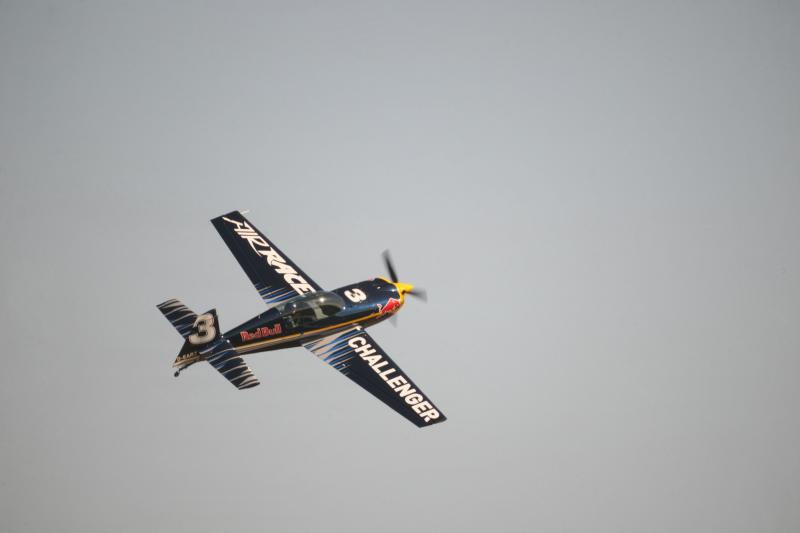 Aerodrom Vrsar domacin Red Bull Air Race Svjetskog prvenstva 2014. Red Bull Air Race okuplja najbolje svjetske pilote koji kombinacijom brzine, preciznosti i vjestine upravljaju okretnim avionima, provlaceci se kroz 25 m visoka vrata, do brzine od cak 370 Aerodrom Vrsar domacin Red Bull Air Race Svjetskog prvenstva 2014. Red Bull Air Race okuplja najbolje svjetske pilote koji kombinacijom brzine, preciznosti i vjestine upravljaju okretnim avionima, provlaceci se kroz 25 m visoka vrata, do brzine od cak 370