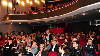 Zadar, 12.11.2012. snimio: Nenad Marčev
SATIRIČKO KAZALIŠTE KEREMPUH
Jean Poiret:
Krletka, komedija
redatelj: Krešimir Dolenčić
igraju: Ž. Königsknecht, H. Kečkeš, M. Mirković,
I. Đuričić, L. Petrušić, B. Perić, V. Čokljat,
M. Posavec Zadar, 12.11.2012. snimio: Nenad Marčev
SATIRIČKO KAZALIŠTE KEREMPUH
Jean Poiret:
Krletka, komedija
redatelj: Krešimir Dolenčić
igraju: Ž. Königsknecht, H. Kečkeš, M. Mirković,
I. Đuričić, L. Petrušić, B. Perić, V. Čokljat,
M. Posavec