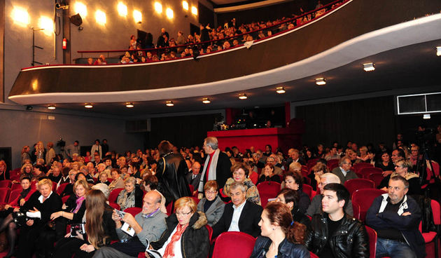 Zadar, 12.11.2012. snimio: Nenad Marčev
SATIRIČKO KAZALIŠTE KEREMPUH
Jean Poiret: 
Krletka, komedija
redatelj: Krešimir Dolenčić
igraju: Ž. Königsknecht, H. Kečkeš, M. Mirković, 
I. Đuričić, L. Petrušić, B. Perić, V. Čokljat, 
M. Posavec