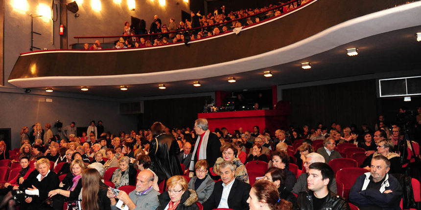Zadar, 12.11.2012. snimio: Nenad Marčev
SATIRIČKO KAZALIŠTE KEREMPUH
Jean Poiret: 
Krletka, komedija
redatelj: Krešimir Dolenčić
igraju: Ž. Königsknecht, H. Kečkeš, M. Mirković, 
I. Đuričić, L. Petrušić, B. Perić, V. Čokljat, 
M. Posavec