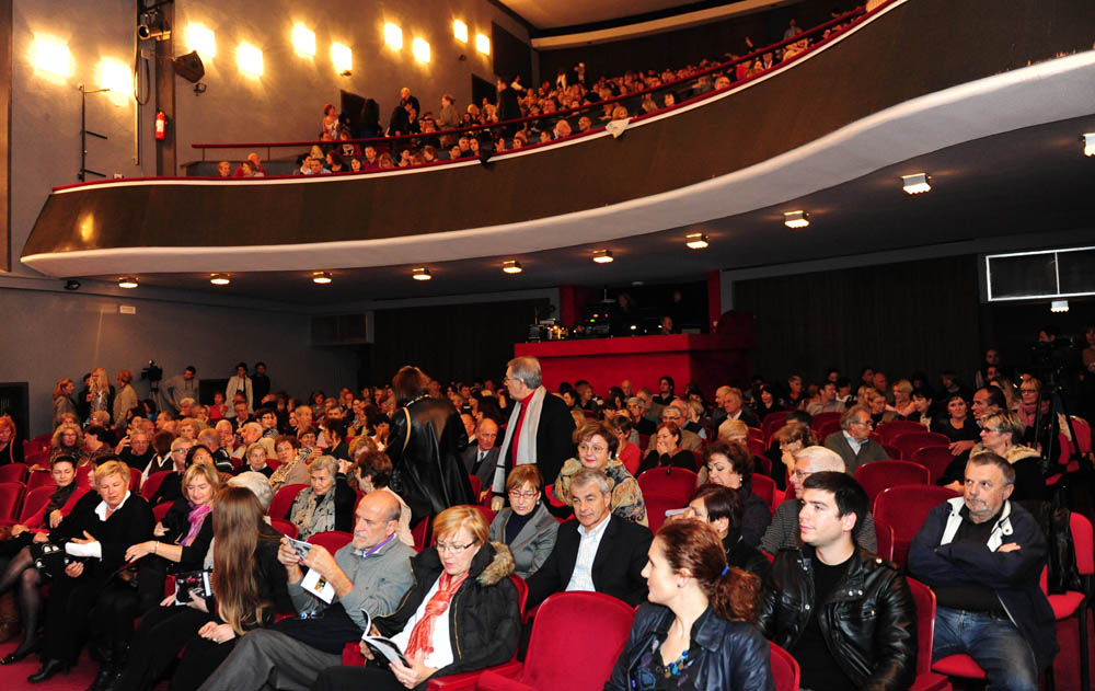 Zadar, 12.11.2012. snimio: Nenad Marčev
SATIRIČKO KAZALIŠTE KEREMPUH
Jean Poiret:
Krletka, komedija
redatelj: Krešimir Dolenčić
igraju: Ž. Königsknecht, H. Kečkeš, M. Mirković,
I. Đuričić, L. Petrušić, B. Perić, V. Čokljat,
M. Posavec Zadar, 12.11.2012. snimio: Nenad Marčev
SATIRIČKO KAZALIŠTE KEREMPUH
Jean Poiret:
Krletka, komedija
redatelj: Krešimir Dolenčić
igraju: Ž. Königsknecht, H. Kečkeš, M. Mirković,
I. Đuričić, L. Petrušić, B. Perić, V. Čokljat,
M. Posavec