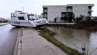 Nakon nevremena i obilne kiše na prometnici je nasukan brod