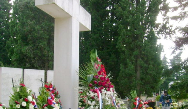 Gradsko groblje: Sudionici 15. SSNIDOR-a polazu vijence