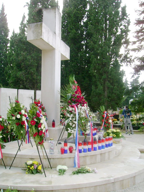 Gradsko groblje: Sudionici 15. SSNIDOR-a polazu vijence