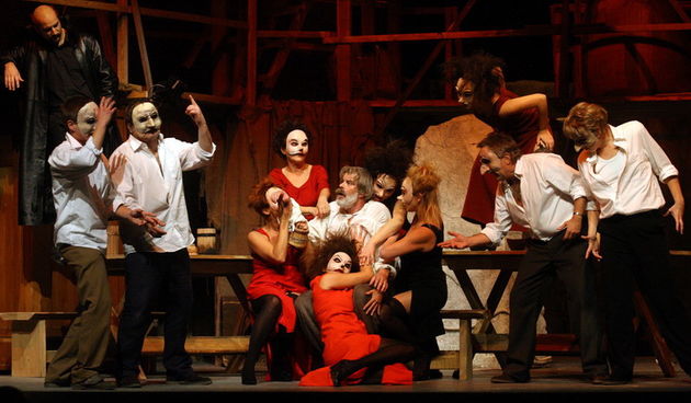 Zadar, 181010.
Kazalista lutaka Zadar u crkvi Sv. Dominika, veceras je premijerno izvelo predstava Michelangelo Buonarroti nastala prema drami Miroslava Krleze. Reziju i prilagodbu teksta potpisuje Drazen Ferencina, Michelangela igra Zlatko Kosta, a lik p