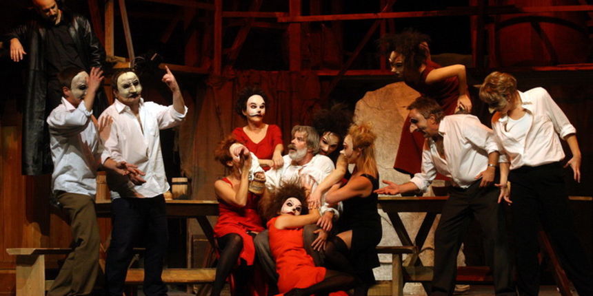 Zadar, 181010.
Kazalista lutaka Zadar u crkvi Sv. Dominika, veceras je premijerno izvelo predstava Michelangelo Buonarroti nastala prema drami Miroslava Krleze. Reziju i prilagodbu teksta potpisuje Drazen Ferencina, Michelangela igra Zlatko Kosta, a lik p