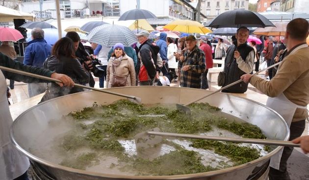 Pula: Uskrsna fritaja od 2000 jaja i 20 kilograma šparuga, Photo: Dusko Marusic/PIXSELL