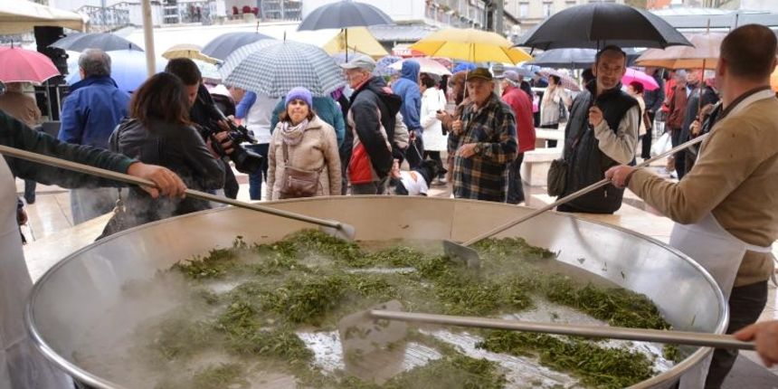 Pula: Uskrsna fritaja od 2000 jaja i 20 kilograma šparuga, Photo: Dusko Marusic/PIXSELL Pula: Uskrsna fritaja od 2000 jaja i 20 kilograma šparuga, Photo: Dusko Marusic/PIXSELL