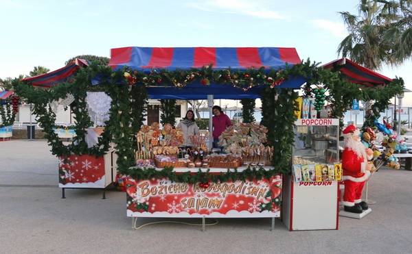 Paljenjem prve adventske svijeće i prigodnim zabavnim programom započela manifestacija Advent na otoku Viru